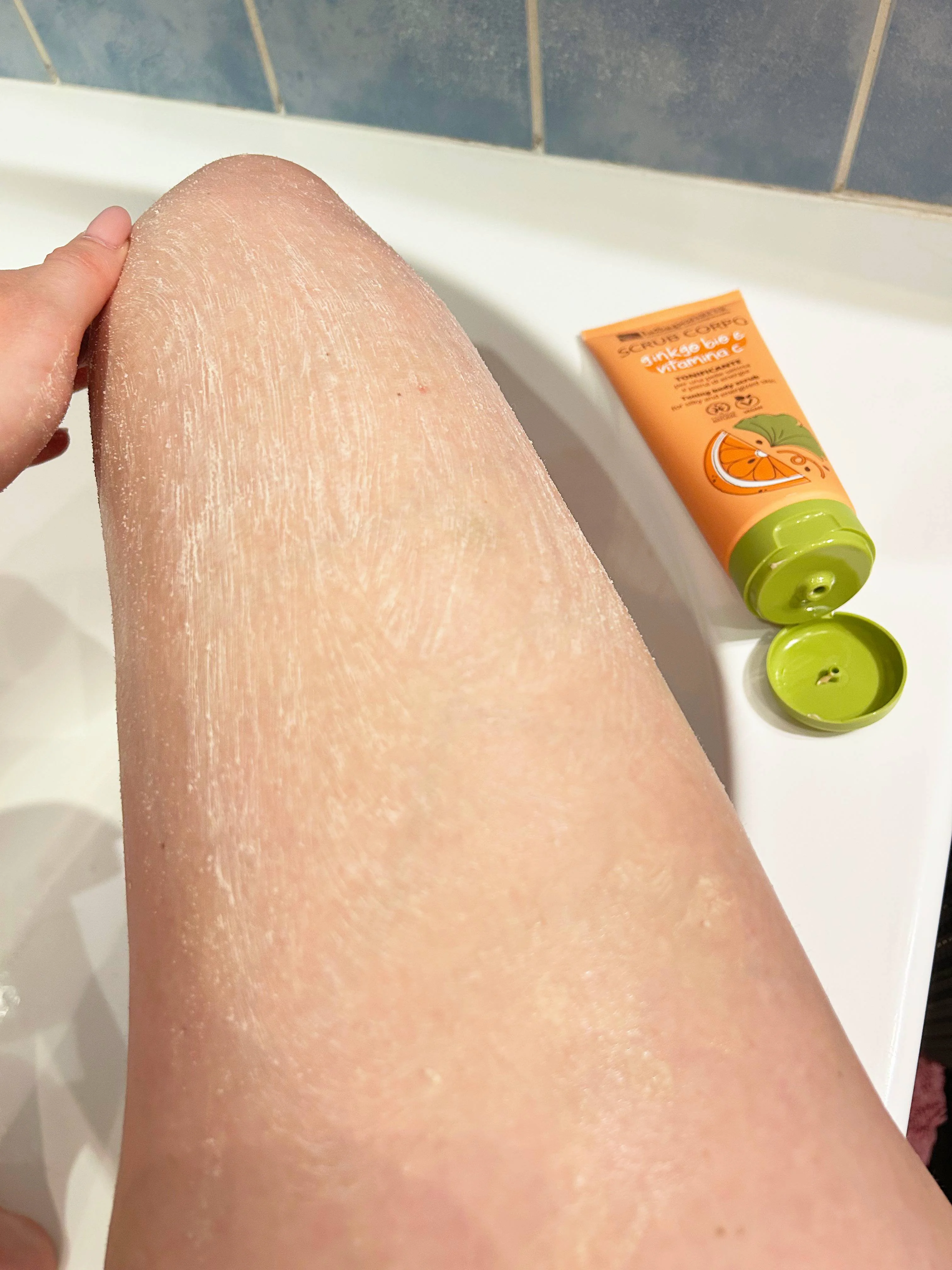 laSaponaria Telový peeling s BIO ginkgo bilobou a vitamínom C 30 ml - pre hebkú a žiarivú pokožku