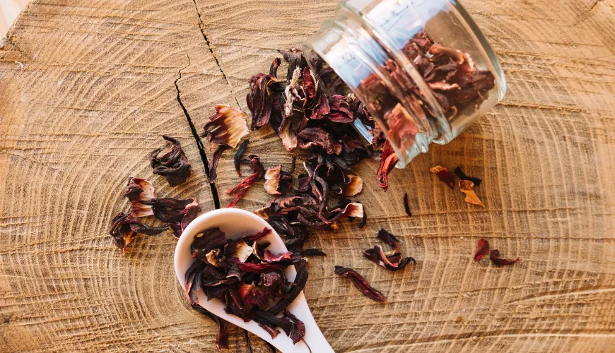 Rooibos neobsahuje kofeín a je ideálny na relaxáciu tela